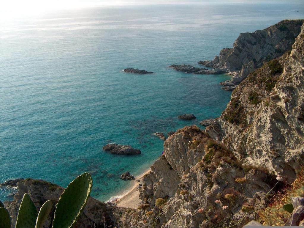 Panorama della costa di Capo Vaticano con scogliere e mare turchese