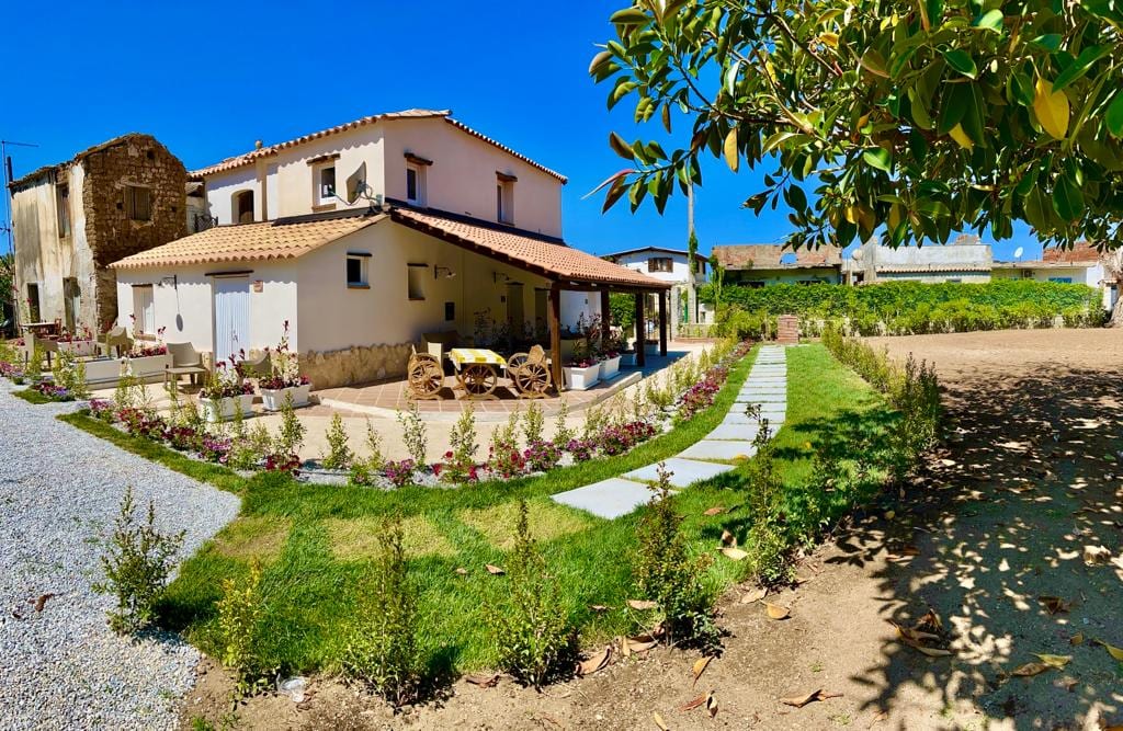 Esterno di Villa Maria Elena con giardino e vialetto